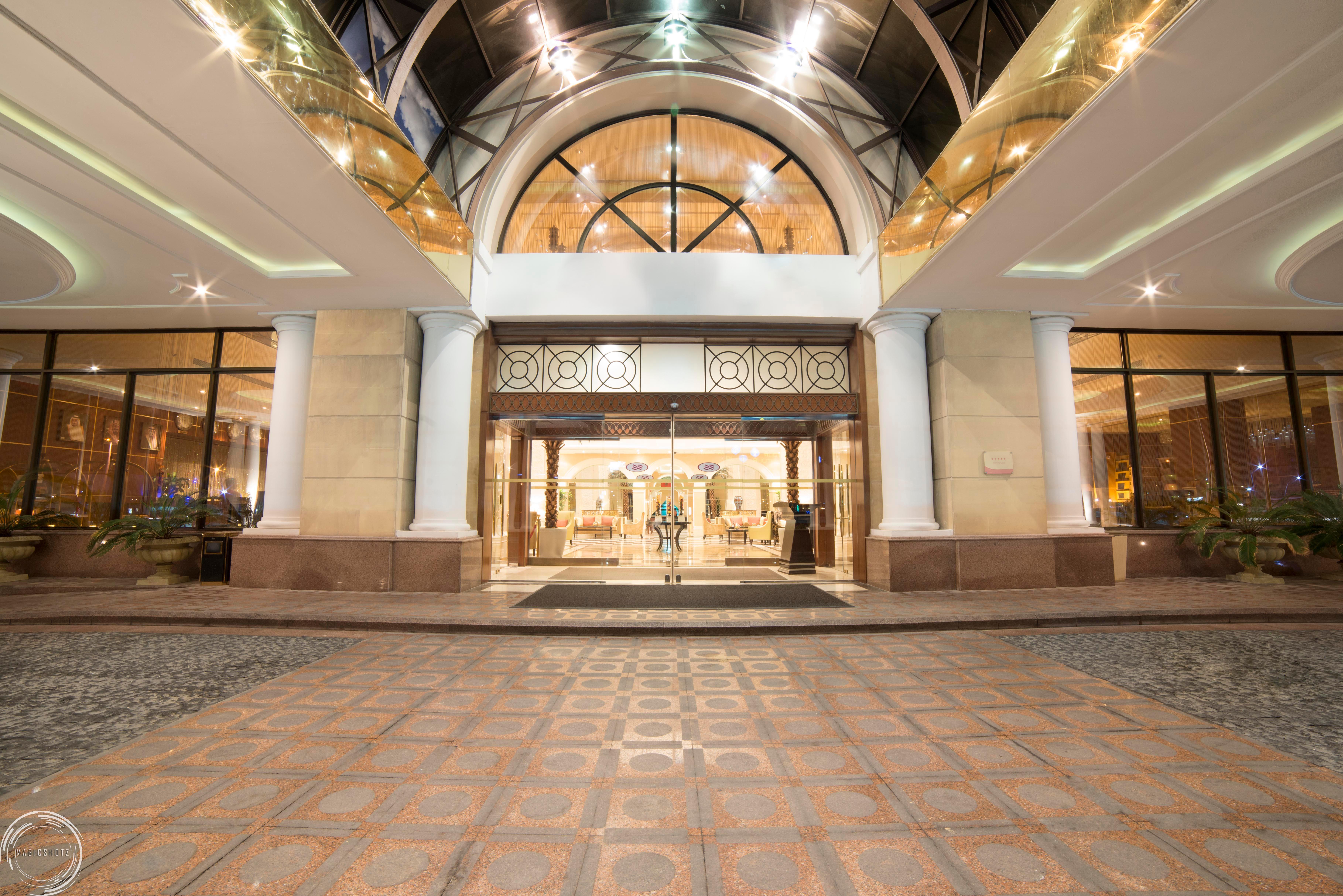 Hotel Crowne Plaza Al Khobar By Ihg Zewnętrze zdjęcie Entrance to the hotel