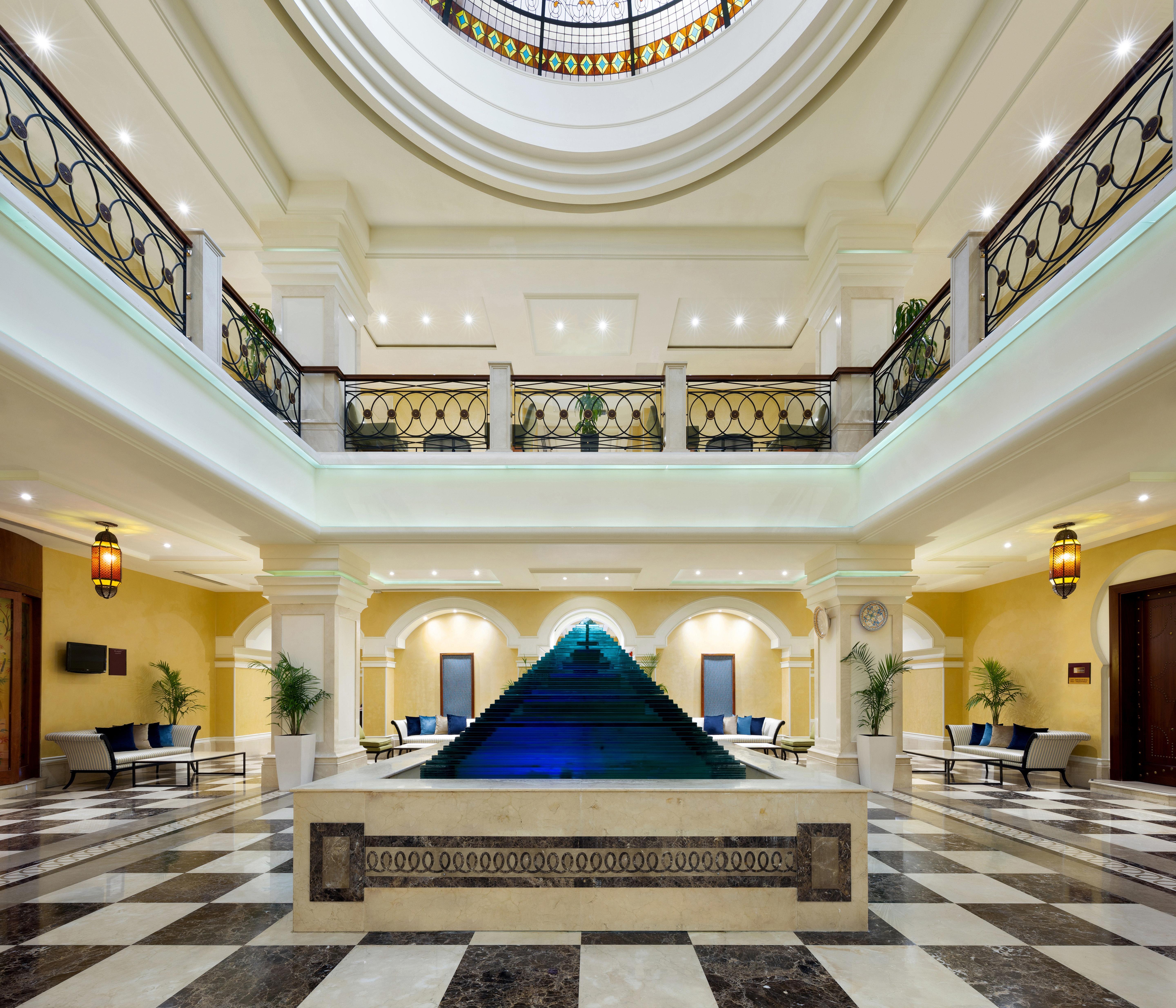 Hotel Crowne Plaza Al Khobar By Ihg Zewnętrze zdjęcie The pyramid fountain at the lobby of the hotel